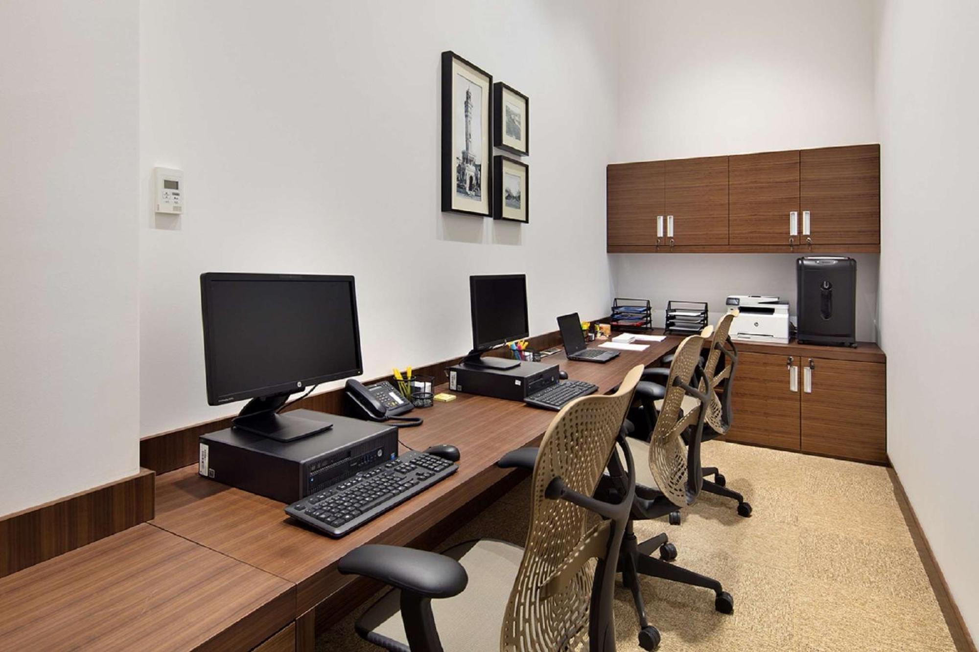 Hotel Hilton Garden Bayrakli 4*