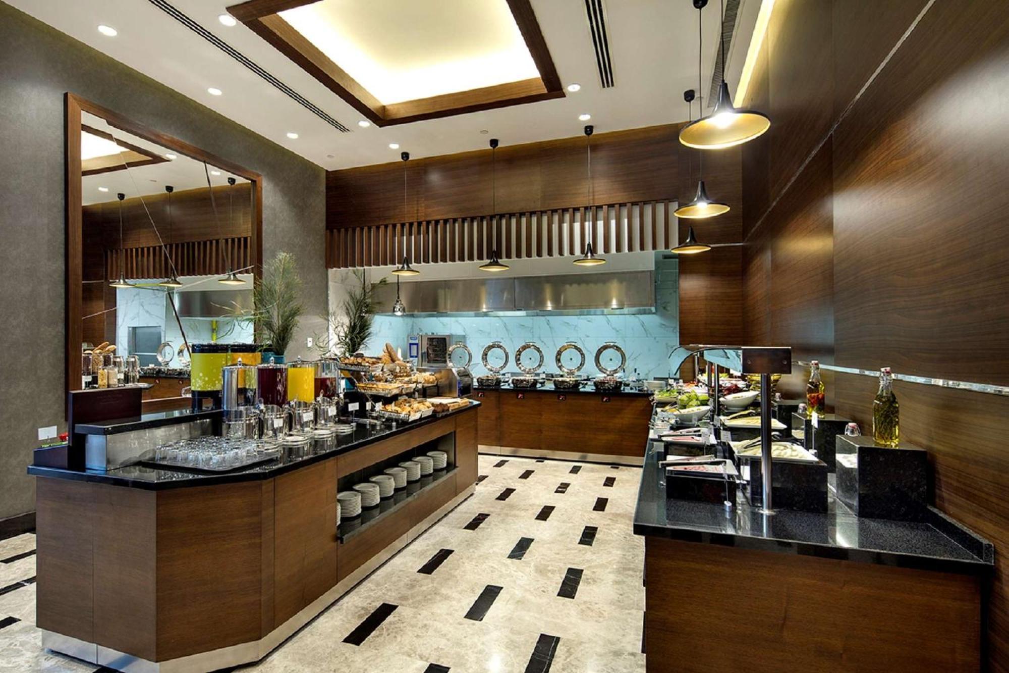 Hilton Garden Bayrakli 4* İzmir